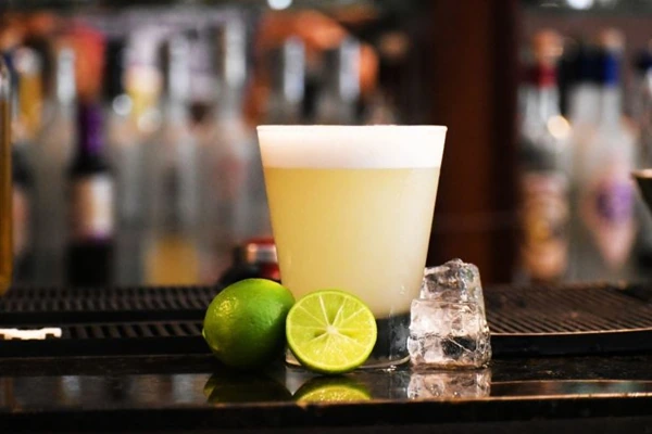 El pisco sour es el cóctel peruano más famoso